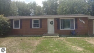 2151 Pine St, Farwell, MI 48622