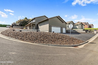 1700 W 1st Ave, Selah, WA 98942