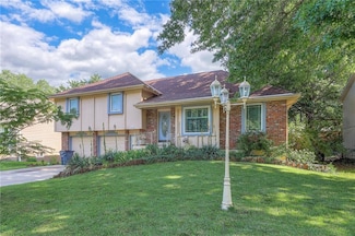 1924 E Sleepy Hollow Dr, Olathe, KS 66062