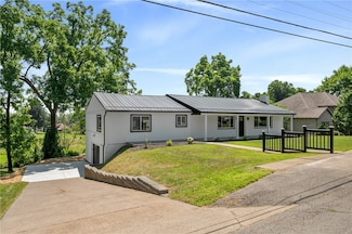 122 Allen Dr, Beaver, PA 15009