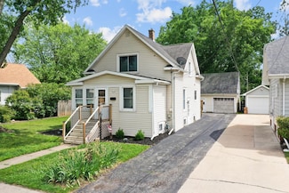 911 W Bent Ave, Oshkosh, WI 54901
