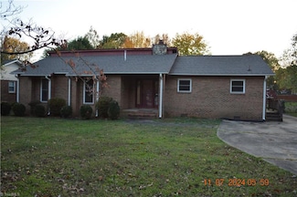 704 Meadowood St, Greensboro, NC 27409