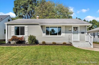 1259 Oaklawn St NE, Grand Rapids, MI 49505