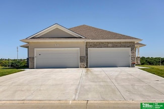 17639 Greenleaf St, Omaha, NE 68136