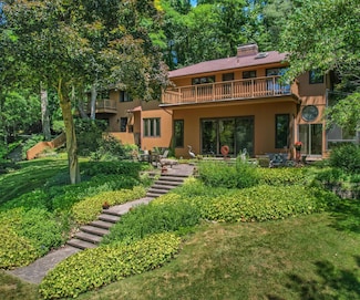 1055 Cedar Bend Dr, Ann Arbor, MI 48105