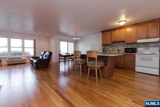 1111 River Rd Unit D5, Edgewater, NJ 07020