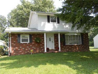 2413 Ridgewood Ct, New Castle, PA 16101