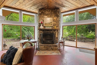 7598 N Lee Hwy, Raphine, VA 24472