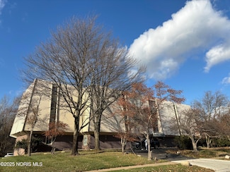 5860 Cresthaven Ln, Toledo, OH 43614