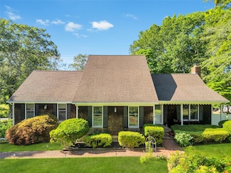 10 Harper Rd, Calverton, NY 11933