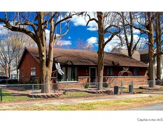 503 S West St, Carlinville, IL 62626