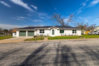712 E Kuehn St, Bellville, TX 77418