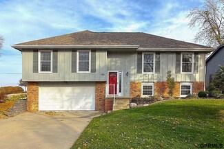 1301 Scott Rd, Papillion, NE 68046