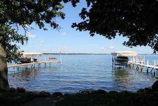 13907 Center Dr, Spirit Lake, IA 51360