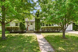 424 8th St, Baraboo, WI 53913