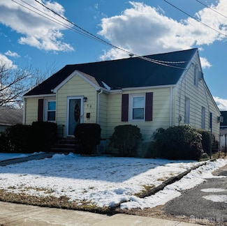 39 Delaware Ave, Carteret, NJ 07008