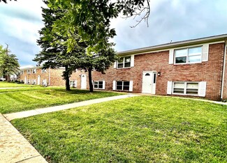333 Riley Dr, Bloomington, IL 61701