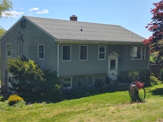 14 Little Creek Ln, Middletown, RI 02842