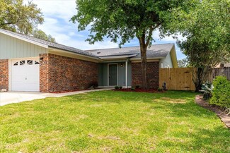 90 Catamaran Ln, Shalimar, FL 32579