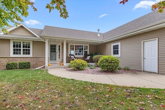 744 Ojibwe Path, Kewaskum, WI 53040