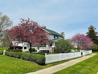 2002 10th Ave, Belle Plaine, IA 52208