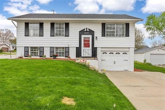 3232 Bramble Rd SW, Cedar Rapids, IA 52404