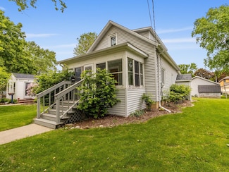 338 W 4th St, Oconomowoc, WI 53066