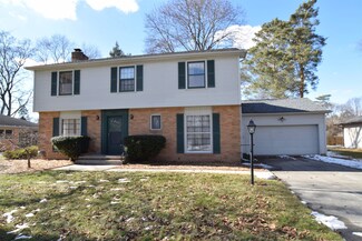 1020 Balfour St, Midland, MI 48640
