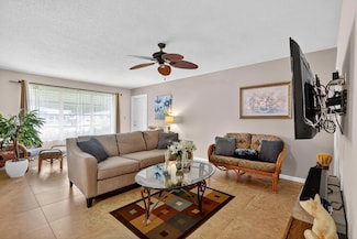 242 High Point Ct W Unit B, Delray Beach, FL 33445