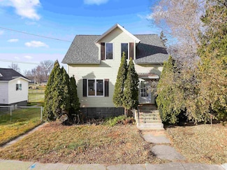 208 Ogden St, Marinette, WI 54143