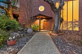 8 Mountain View Ln, Lafayette, CA 94549