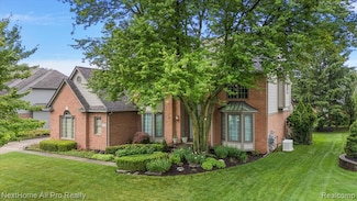 2116 Mapleridge Rd, Rochester Hills, MI 48309
