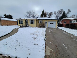 627 11th St NW, East Grand Forks, MN 56721