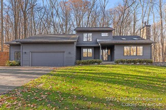1603 Laraway Lake Dr SE, Grand Rapids, MI 49546