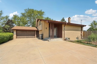W138S6995 Sherwood Cir, Muskego, WI 53150