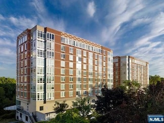 800 12th St Unit 905, Palisades Park, NJ 07650