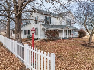 1208 W 4th St, Cameron, MO 64429