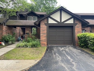 29332 Wellington Rd W, Southfield, MI 48034