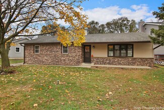 1012 Hooks Ln, McHenry, IL 60050