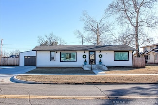 514 E 1st Ave, Bristow, OK 74010