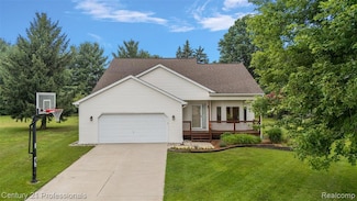 1321 Clear Lake Ct, Oxford, MI 48371