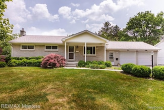 5820 Houghten Dr, Troy, MI 48098