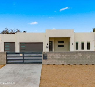 744 E Desert Ln, Phoenix, AZ 85042