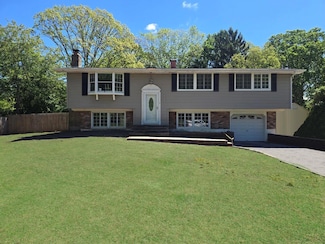 53 Fireside Ln, East Setauket, NY 11733