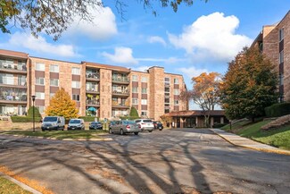 502 W Huntington Commons Rd Unit 137, Mount Prospect, IL 60056