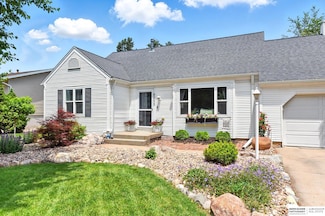 9704 Erskine St, Omaha, NE 68134