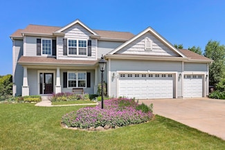 739 Pinehurst Dr, Mukwonago, WI 53149
