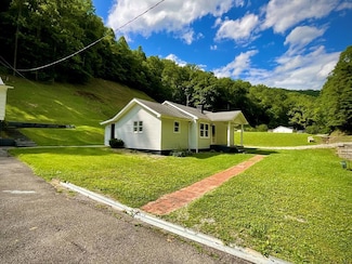897 Harolds Branch Rd, Pikeville, KY 41501