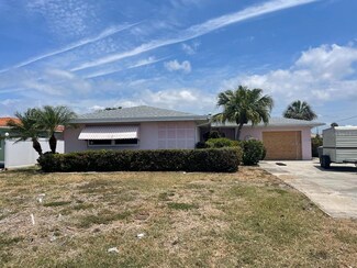 11365 4th St E, Treasure Island, FL 33706