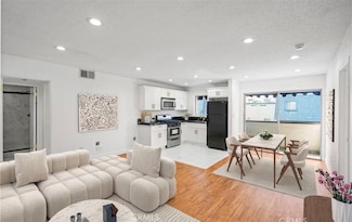 18530 Hatteras St Unit 333, Tarzana, CA 91356